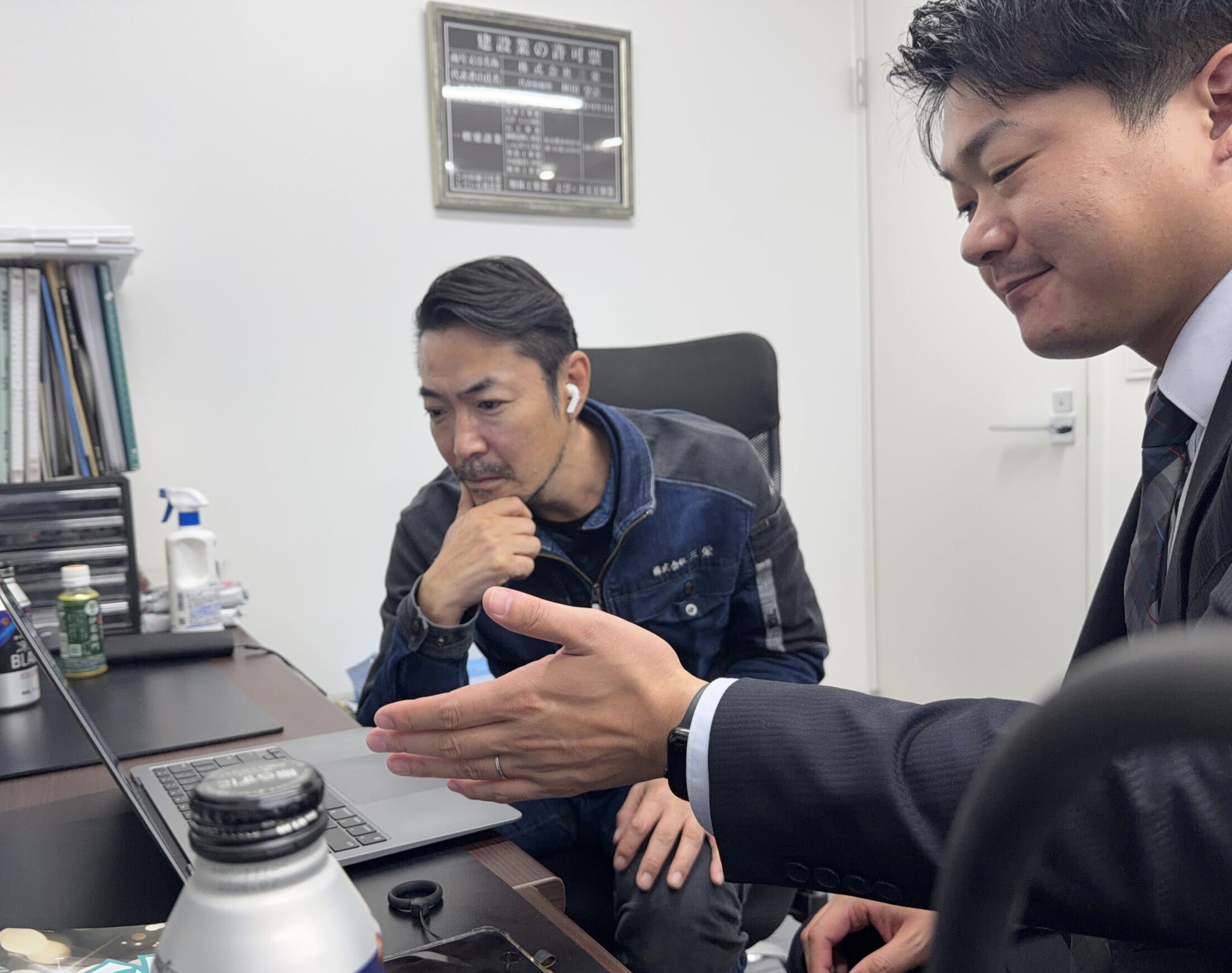 現場で話す作業員